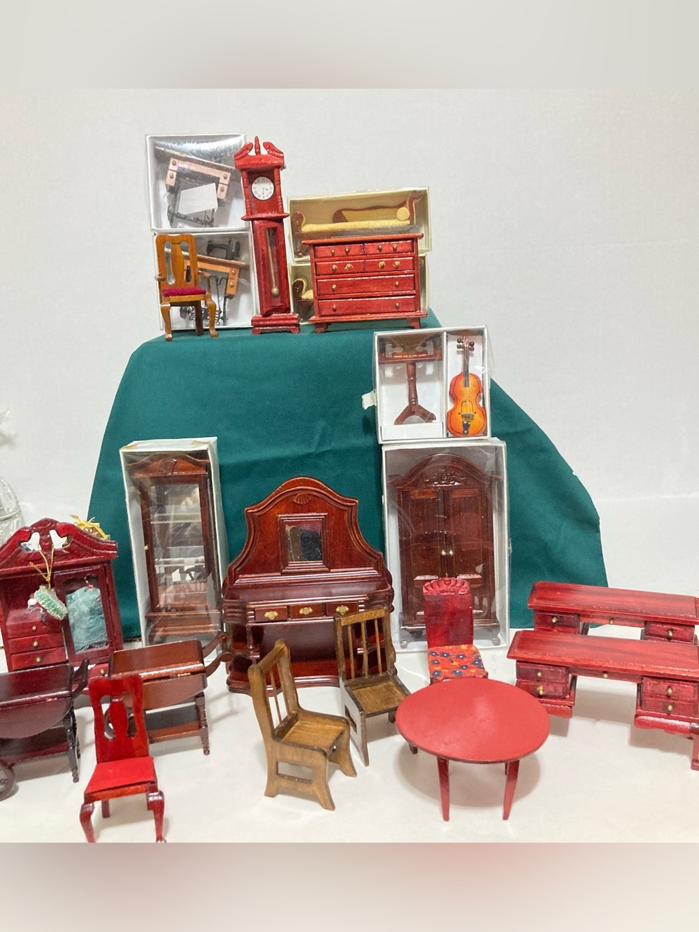 60 pc Doll House Miniature Furniture Lot.